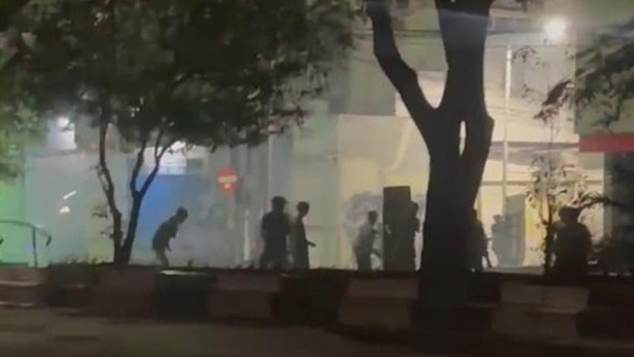 Bentrokan pecah di Jalan Veteran Makassar.