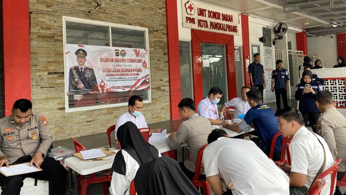 Bidhumas Polda Babel gelar donor darah di PMI Kota Pangkalpinang.