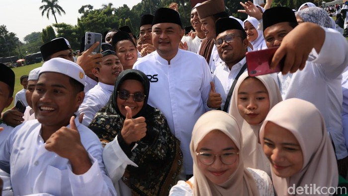 Bupati Bogor Rudy Susmanto berfoto bersama para santri. Bupati Bogor Rudy Susmanto berfoto bersama para santri.