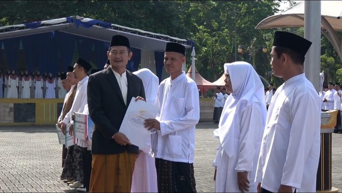 Bupati Lamongan serahkan SK PNS