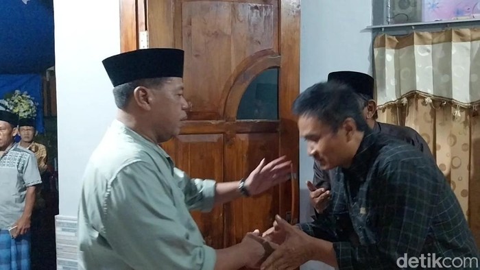Bupati Majalengka Eman Suherman saat takziah ke rumah duka.