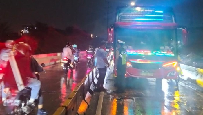 Bus mogor di flyover Pesin Jakbar. (Dok. TMC Polda Metro Jaya)