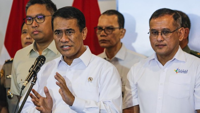 Capaian kinerja satu tahun Kementerian Pertanian Menteri Pertanian Andi Amran Sulaiman (kiri) didampingi Wakil Menteri Pertanian Sudaryono (kedua kiri) menyampaikan keterangan capaian kinerja satu tahun Kementerian Pertanian di Kantor Kementerian Pertanian, Jakarta, Rabu (22/10/2025). Pencapaian kinerja program pemerintah di bidang pertanian yakni pemerintah menurunkan harga eceran tertinggi (HET) pupuk bersubsidi hingga 20 persen tanpa menambah anggaran subsidi dari APBN, nilai tukar petani pada September 2025 tertinggi sepanjang sejarah mencapai 124,36, tenaga kerja pertanian 2025 mencapai 38,99 juta orang atau naik 1,80 persen dibandingkan tahun 2024 dan ekspor pertanian hingga Agustus 2025 mencapai Rp 507,78 triliun naik 42,19 persen dibandingkan tahun 2024. ANTARA FOTO/Asprilla Dwi Adha/nym.