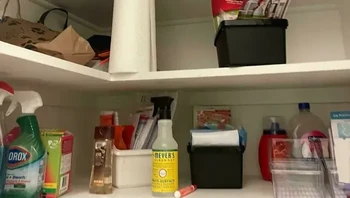 Sampai dicari ke seluruh apartemen, tahunya ada di pojok kiri atas. Foto: lexilulu44 via Bored Panda