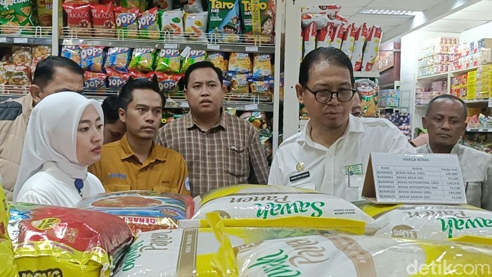 Deputi III Bidang Penganekaragaman Konsumsi dan Keamanan Pangan Bapanas, Andriko Noto Susanto saat sidak ke Probolinggo
