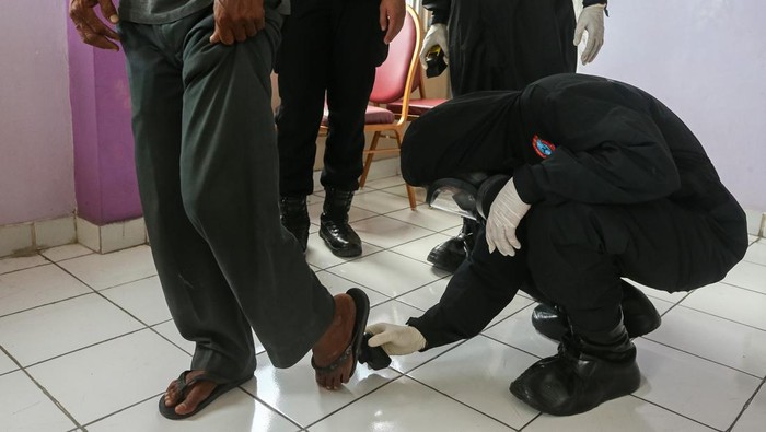 Petugas kesehatan memeriksa kondisi kesehatan warga terdampak radiasi di Puskesmas Cikande, Kabupaten Serang, Banten, Rabu (22/10/2025). Setiap warga yang tinggal di zona merah paparan Cs-137 menjalani pemeriksaan paparan radiasi, dekontaminasi barang-barang yang melekat di tubuh, pengecekan kondisi kesehatan, dan pengambilan sampel darah sebelum direlokasi sementara selama proses dekontaminasi berlangsung. ANTARA FOTO/Angga Budhiyanto/tom.