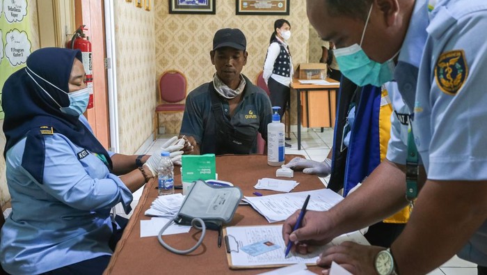 Petugas kesehatan memeriksa kondisi kesehatan warga terdampak radiasi di Puskesmas Cikande, Kabupaten Serang, Banten, Rabu (22/10/2025). Setiap warga yang tinggal di zona merah paparan Cs-137 menjalani pemeriksaan paparan radiasi, dekontaminasi barang-barang yang melekat di tubuh, pengecekan kondisi kesehatan, dan pengambilan sampel darah sebelum direlokasi sementara selama proses dekontaminasi berlangsung. ANTARA FOTO/Angga Budhiyanto/tom.