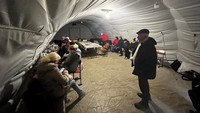 Wilayah Chernihiv, yang berpenduduk hampir satu juta jiwa sebelum perang, telah digempur oleh serangan pesawat tak berawak dan rudal Rusia terhadap infrastruktur listriknya dalam beberapa pekan terakhir, yang menyebabkan pemadaman listrik secara berkala dan mengganggu kehidupan sehari-hari. REUTERS/State Emergency Service of Ukraina
