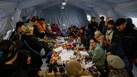 Suasana di tenda penghangat. Presiden Volodymyr Zelenskiy menulis di Telegram bahwa perbaikan kini sedang berlangsung. Taktik Rusia adalah membunuh orang dan meneror mereka dengan udara dingin, katanya. REUTERS/Maksym Kishka