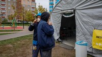 Warga berkumpul di tenda penghangat sementara di Chernihiv setelah serangan Rusia memutus aliran listrik. Para pejabat mengatakan perbaikan terhambat oleh ancaman serangan pesawat tak berawak yang masih ada, menuduh Rusia menerbangkan pesawat tak berawak di atas fasilitas yang rusak agar perbaikan tidak dapat dilakukan. REUTERS/Alina Smutko