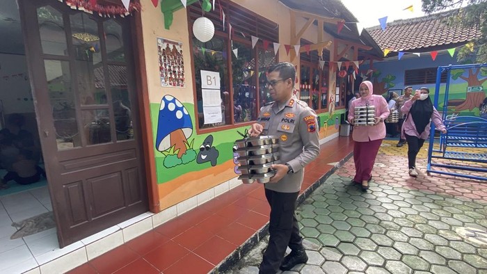 Distribusi MBG perdana milik yayasan Polri di wilayah Kabupaten Purbalingga, Rabu (22/10/2025).