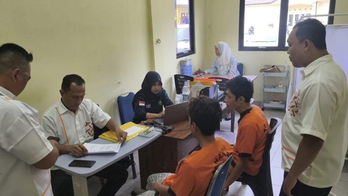Ditreskrimsus Polda Babel menyerahkan dua tersangka.