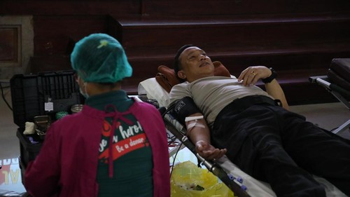 Donor darah dalam rangka HUT Humas Polri ke-74 di Mapolda Bali, Rabu (22/10/2025). (Dok. Polda Bali)