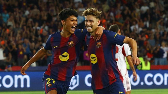 Soccer Football - UEFA Champions League - FC Barcelona v Olympiacos - Estadi Lluis Olimpic Companys, Barcelona, Spain - October 21, 2025 FC Barcelonas Fermin Lopez celebrates scoring their second goal with Dro Fernandez REUTERS/Albert Gea