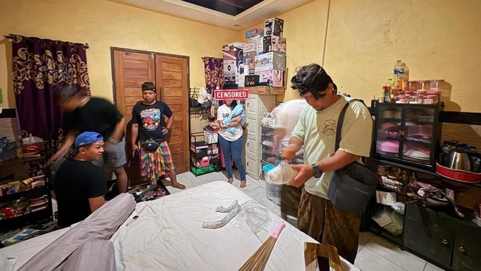 Dua wanita digeberek dan diamankan di kamar kosnya di Nusa Penida karena diduga melakukan transaksi narkotika (21/10/2025).