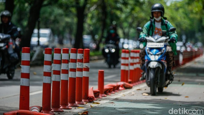 Duh, Pembatas Jalur Sepeda Perintis Kemerdekaan Jakarta Rusak Parah Pengendara melintas di jalur sepeda Jalan Perintis Kemerdekaan, Jakarta, Rabu (22/10/2025). Sejumlah stick cone di jalur tersebut terlihat miring dan rusak.