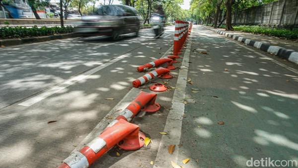 Duh, Pembatas Jalur Sepeda Perintis Kemerdekaan Jakarta Rusak Parah