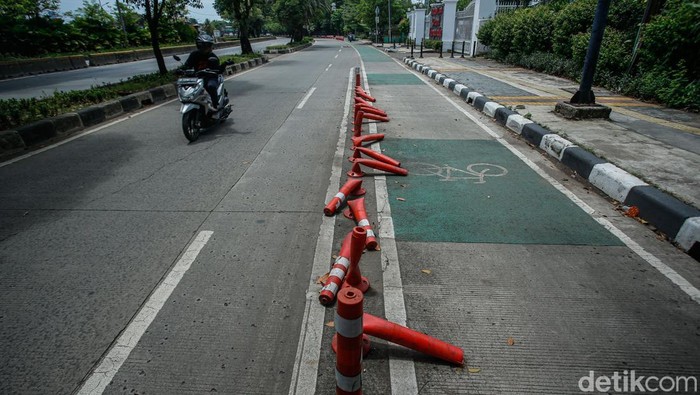 Duh, Pembatas Jalur Sepeda Perintis Kemerdekaan Jakarta Rusak Parah Pengendara melintas di jalur sepeda Jalan Perintis Kemerdekaan, Jakarta, Rabu (22/10/2025). Sejumlah stick cone di jalur tersebut terlihat miring dan rusak.