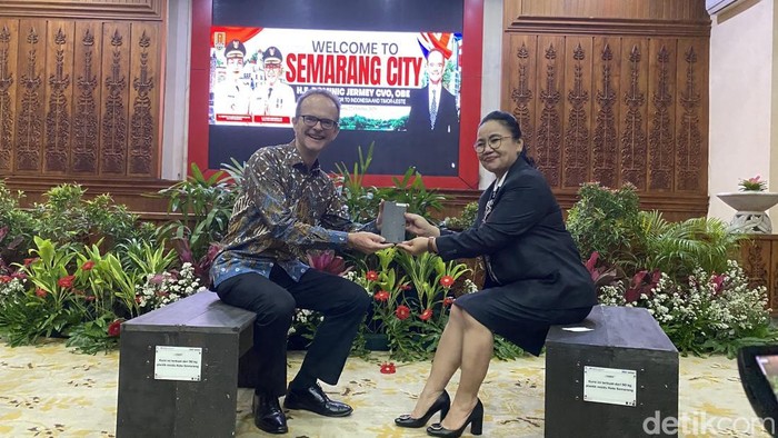 Duta Besar (Dubes) Inggris untuk Indonesia, H.E. Dominic Jermey CVO OBE, berkunjung ke Balai Kota Semarang dan menjajal kursi dari limbah sampah, Rabu (22/10/2025). Duta Besar (Dubes) Inggris untuk Indonesia, H.E. Dominic Jermey CVO OBE, berkunjung ke Balai Kota Semarang dan menjajal kursi dari limbah sampah, Rabu (22/10/2025).
