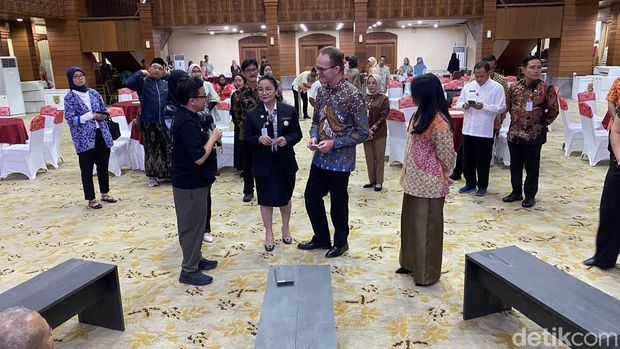 Duta Besar (Dubes) Inggris untuk Indonesia, H.E. Dominic Jermey CVO OBE, berkunjung ke Balai Kota Semarang dan menjajal kursi dari limbah sampah, Rabu (22/10/2025). Duta Besar (Dubes) Inggris untuk Indonesia, H.E. Dominic Jermey CVO OBE, berkunjung ke Balai Kota Semarang dan menjajal kursi dari limbah sampah, Rabu (22/10/2025).