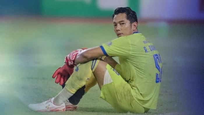 Ekspresi kiper PSIS, Rizky Darmawan usai timnya kembali menelan kekalahan.