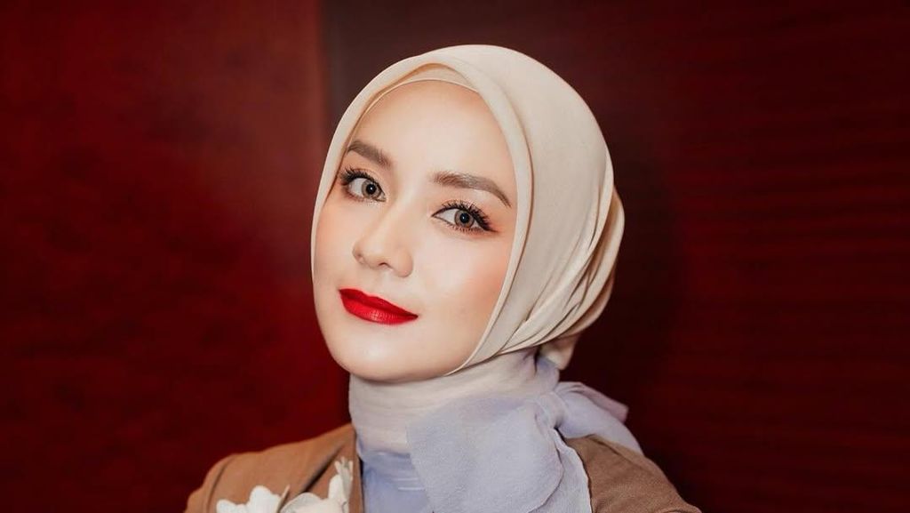 Bawa Banyak Titipan Doa, Enno Lerian Blank Saat di Depan Kabah