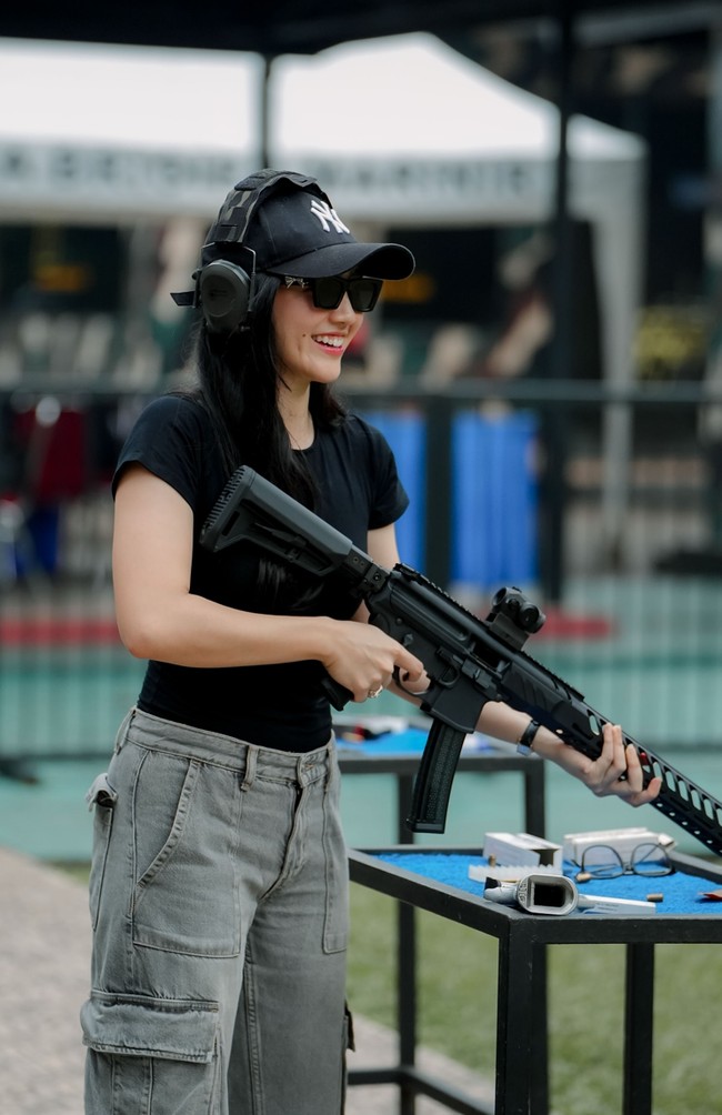 Aktris Febby Rastanty terlihat ikut menjajal latihan menembak. Melalui akun Instagramnya ia membagikan momen keseruan latihan menembaknya tersebut. Foto: Instagram/@febbyrastanty