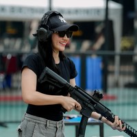 Aktris Febby Rastanty terlihat ikut menjajal latihan menembak. Melalui akun Instagramnya ia membagikan momen keseruan latihan menembaknya tersebut. Foto: Instagram/@febbyrastanty