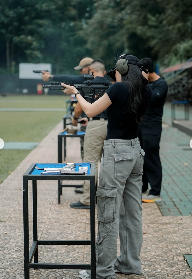 Febby mengenakan kaus hitam pas badan yang memberi kesan sporty, dipadukan dengan celana cargo abu-abu longgar. Penampilannya terlihat simpel namun tetap stylish. Foto: Instagram/@febbyrastanty