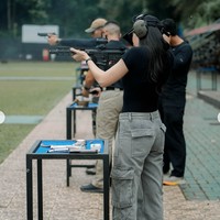 Febby mengenakan kaus hitam pas badan yang memberi kesan sporty, dipadukan dengan celana cargo abu-abu longgar. Penampilannya terlihat simpel namun tetap stylish. Foto: Instagram/@febbyrastanty