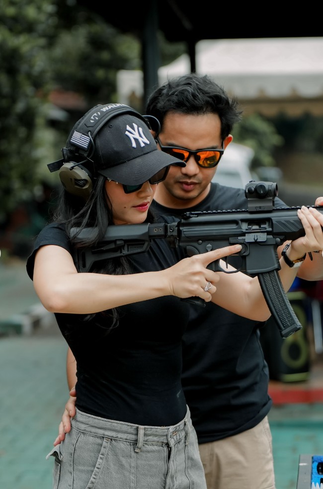 Febby latihan menembak didampingi oleh suaminya, Drajad Djumantara yang berprofesi sebagai polisi dengan pangkat Ajun Komisaris Polisi (AKP). Foto: Instagram/@febbyrastanty
