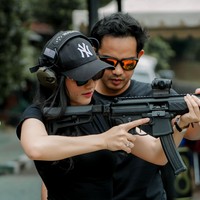 Febby latihan menembak didampingi oleh suaminya, Drajad Djumantara yang berprofesi sebagai polisi dengan pangkat Ajun Komisaris Polisi (AKP). Foto: Instagram/@febbyrastanty