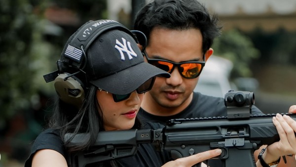7 Gaya Simpel nan Sporty Febby Rastanty Latihan Menembak Didampingi Suami