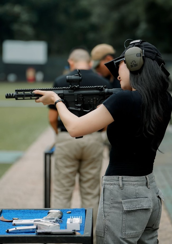 Sambil mengenakan penutup telinga, aktris 29 tahun itu tampak begitu serius berlatih. Penampilannya pun banjir pujian. Banyak yang menyebut Febby terlihat keren. Foto: Instagram/@febbyrastanty