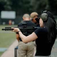 Sambil mengenakan penutup telinga, aktris 29 tahun itu tampak begitu serius berlatih. Penampilannya pun banjir pujian. Banyak yang menyebut Febby terlihat keren. Foto: Instagram/@febbyrastanty