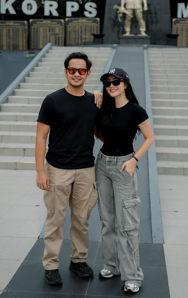 Tampil kompak, Febby dan suaminya tampak mengenakan kaos hitam berpadu celana cargo. Keduanya juga mengenakan sunglasses yang membuat penampilannya makin stylish. Foto: Instagram/@febbyrastanty
