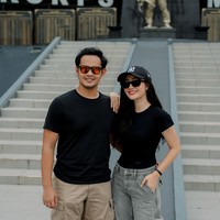 Tampil kompak, Febby dan suaminya tampak mengenakan kaos hitam berpadu celana cargo. Keduanya juga mengenakan sunglasses yang membuat penampilannya makin stylish. Foto: Instagram/@febbyrastanty