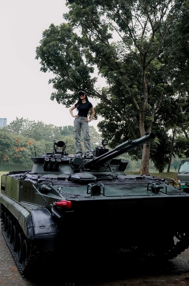 Selain latihan menembak, Febby juga sempat berpose di atas kendaraan tempur tank milik Korps Marinir. Gayanya yang berdiri tegap dengan tangan di pinggang membuatnya tampak keren. Foto: Instagram/@febbyrastanty
