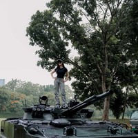Selain latihan menembak, Febby juga sempat berpose di atas kendaraan tempur tank milik Korps Marinir. Gayanya yang berdiri tegap dengan tangan di pinggang membuatnya tampak keren. Foto: Instagram/@febbyrastanty