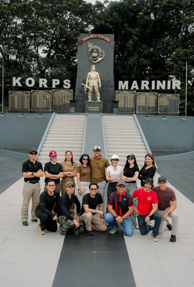 Latihan menembak ini dilakukan di area Korps Marinir, bersama beberapa peserta lain. Suasana akrab dan kebersamaan tampak jelas dari foto grup mereka yang penuh senyum. Foto: Instagram/@febbyrastanty