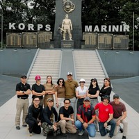 Latihan menembak ini dilakukan di area Korps Marinir, bersama beberapa peserta lain. Suasana akrab dan kebersamaan tampak jelas dari foto grup mereka yang penuh senyum. Foto: Instagram/@febbyrastanty