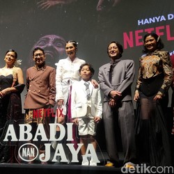 Dimas Anggara-Mikha Tambayong Ungkap Pengalaman Main Film Zombie Abadi Nan Jaya
