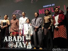 Dimas Anggara-Mikha Tambayong Ungkap Pengalaman Main Film Zombie Abadi Nan Jaya
