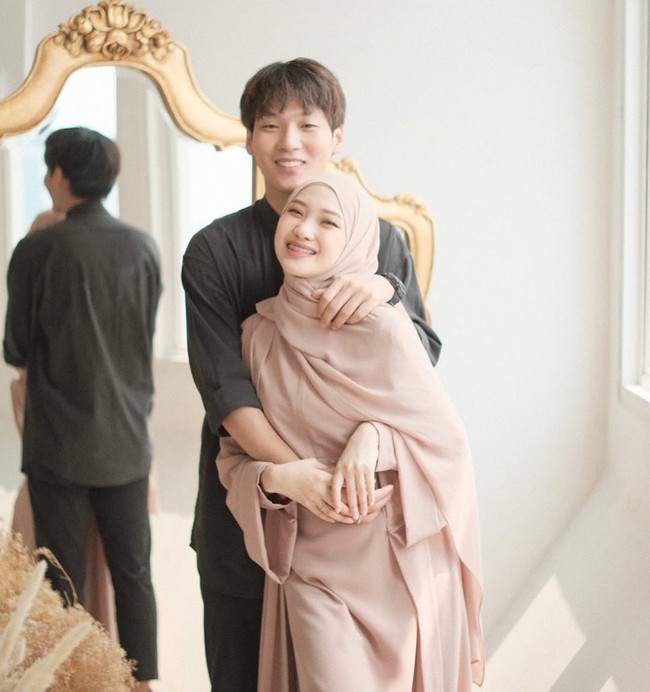 Dalam unggahan di akun Instagram-nya, istri Na Daehoon itu menyampaikan permohonan maaf secara terbuka atas isu yang tengah menimpa rumah tangganya. “Pertama, saya mau menyampaikan bahwa saya membuat tulisan ini dengan segenap kerendahan hati dan penuh harapan agar teman-teman bisa menyikapinya dengan hati yang lapang terbuka,” tulis wanita 25 tahun itu dalam pernyataan awalnya. Foto: Dok. Instagram @juliaprt7