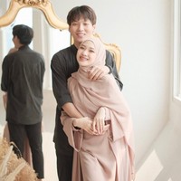 Dalam unggahan di akun Instagram-nya, istri Na Daehoon itu menyampaikan permohonan maaf secara terbuka atas isu yang tengah menimpa rumah tangganya. “Pertama, saya mau menyampaikan bahwa saya membuat tulisan ini dengan segenap kerendahan hati dan penuh harapan agar teman-teman bisa menyikapinya dengan hati yang lapang terbuka,” tulis wanita 25 tahun itu dalam pernyataan awalnya. Foto: Dok. Instagram @juliaprt7