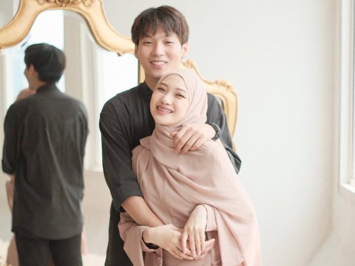 Gaya hijab Julia Prastini