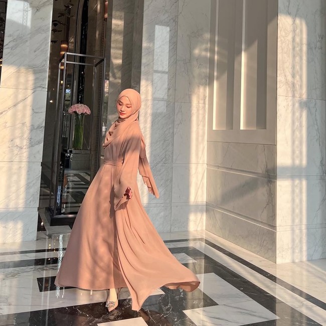 Gaya hijab Julia Prastini