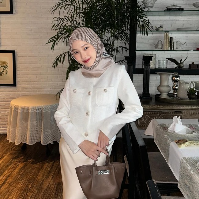 Belakangan, nama influencer Julia Prastini atau yang akrab disapa Jule diperbincangkan setelah beredar foto mesranya dengan seorang petinju. Isu tersebut memunculkan spekulasi bahwa ia berselingkuh. Meski sebelumnya memilih diam, akhirnya Jule angkat bicara lewat pernyataan resmi di akun Instagram pribadinya. Foto: Dok. Instagram @juliaprt7