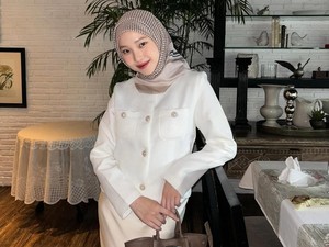 10 Gaya Hijab Julia Prastini yang Terancam Boikot karena Dugaan Selingkuh