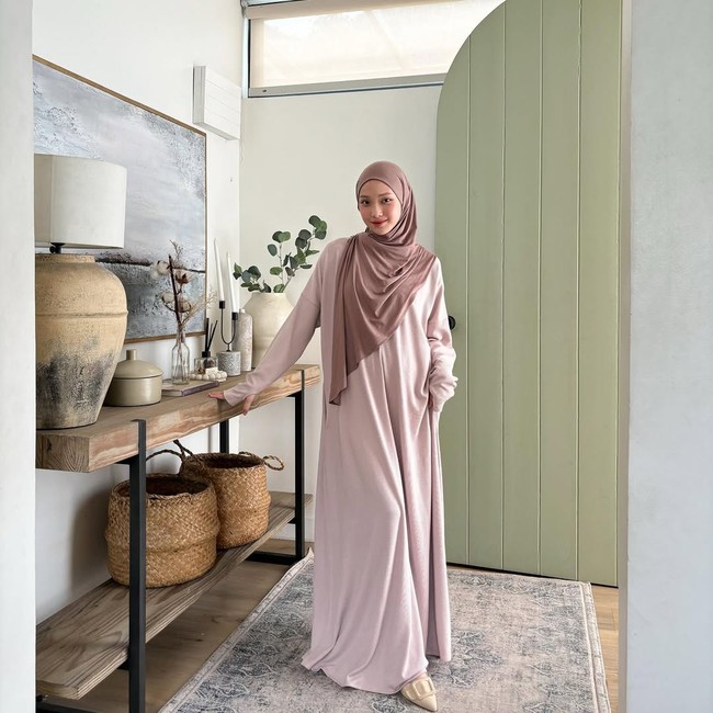 Gaya hijab Julia Prastini